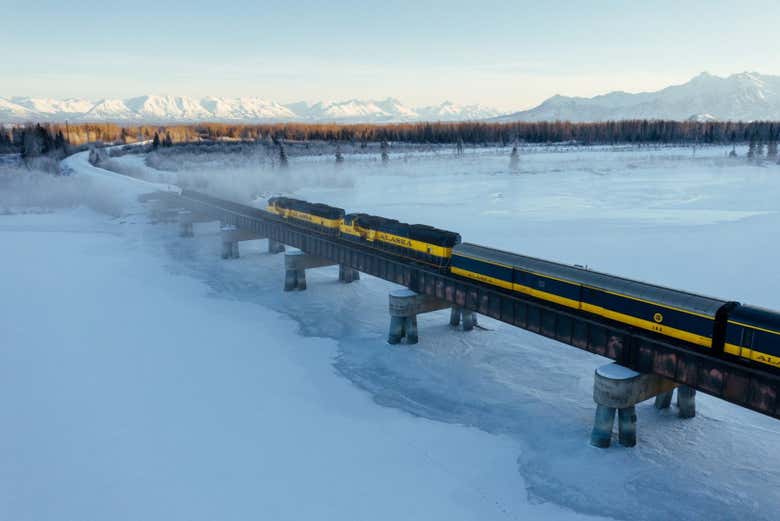 El tren pasando por los paisajes helados de Alaska