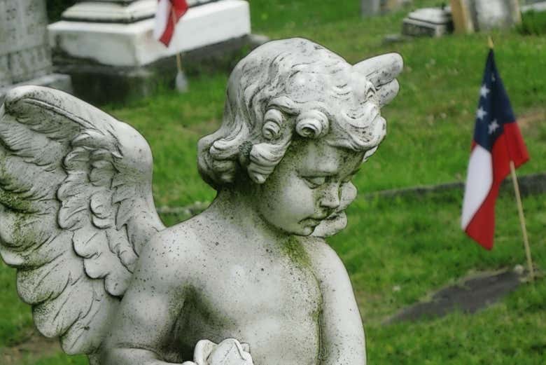 Una estatua del cementerio de Asheville
