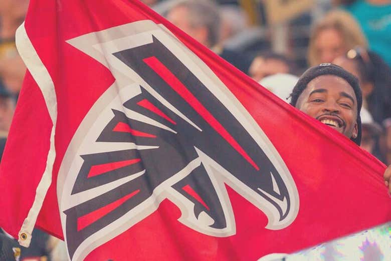 Agitando con orgullo la bandera de los Atlanta Falcons