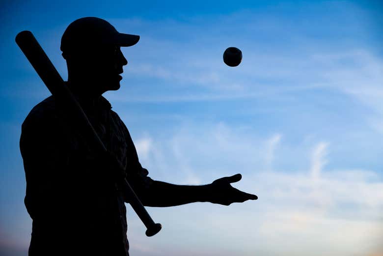 Silhouette d'un  joueur de baseball