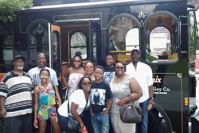 Familia antes de subir al trolebús turístico de Atlanta