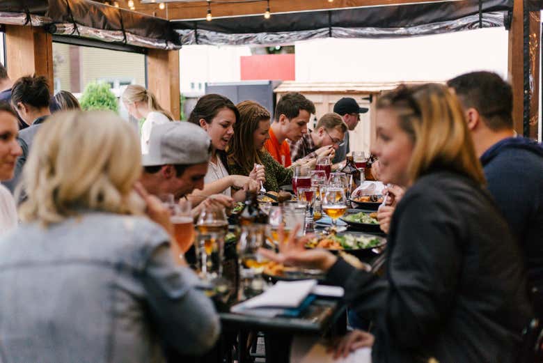 Groupe profitant de la visite gastronomique