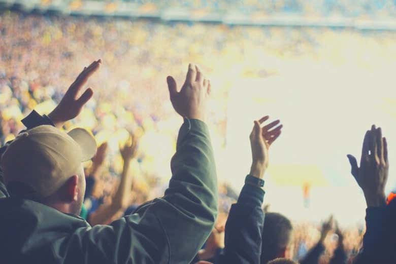 Celebrando cada jugada en las gradas del estadio