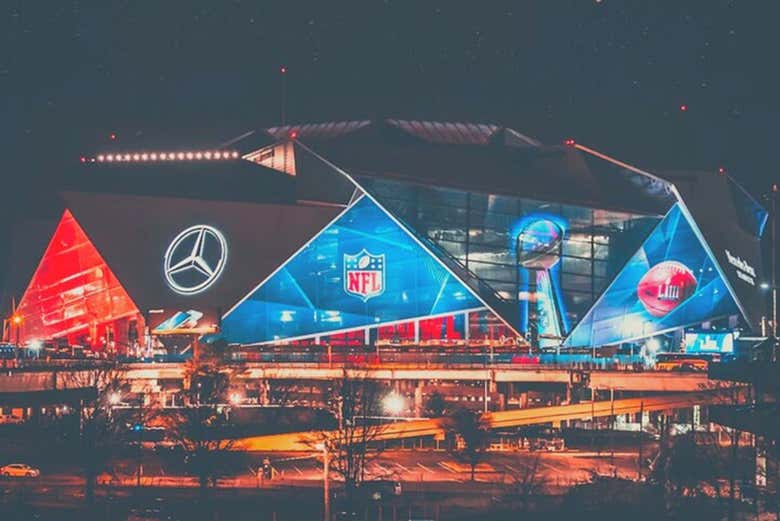 El Mercedes-Benz Stadium iluminado durante la noche