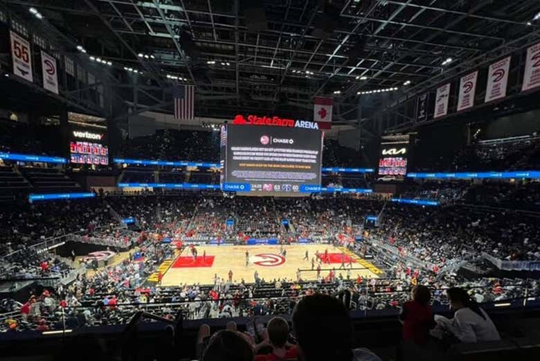 Disfrutando del pabellón de los Hawks