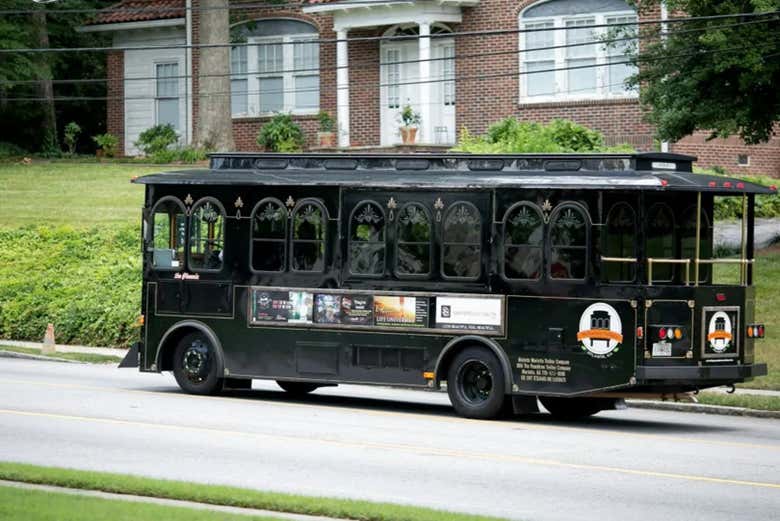 Trolebús recorriendo la ciudad de Atlanta