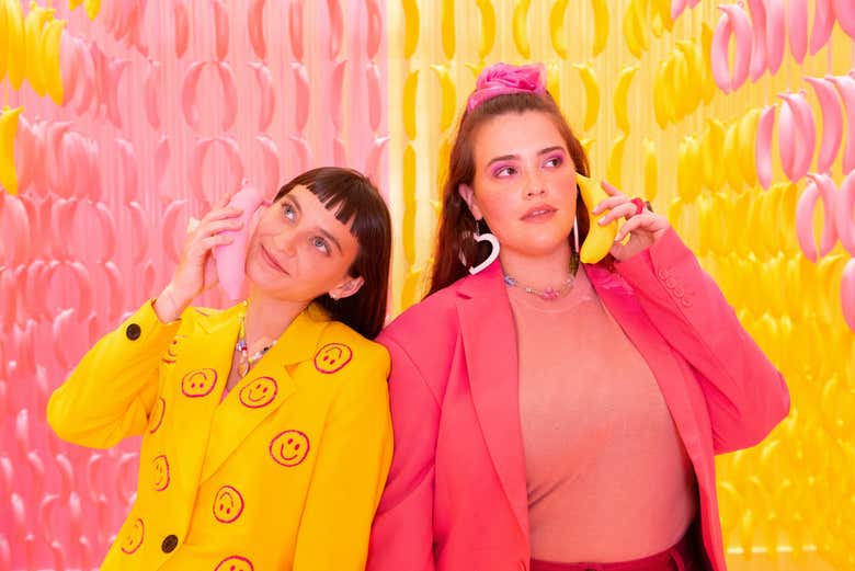 Duas amigas tirando fotos no museu