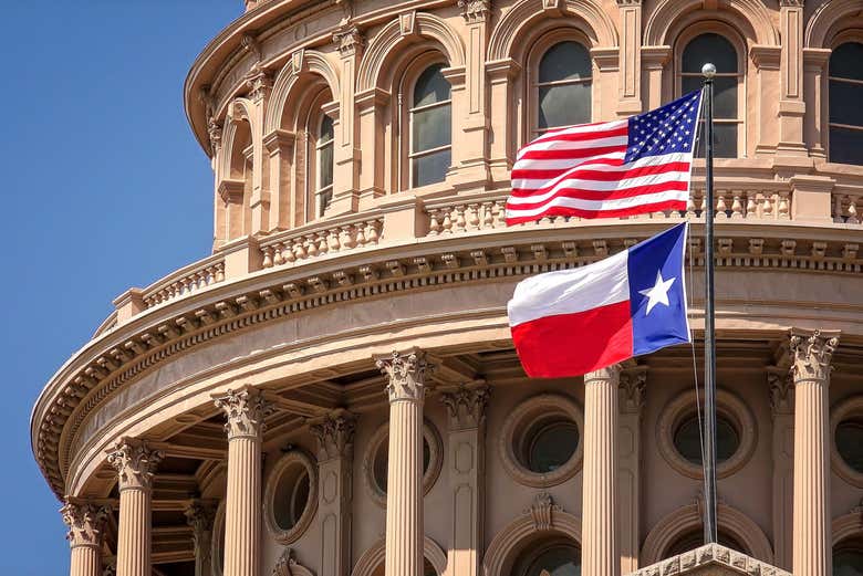 Bandeiras dos Estados Unidos e do Texas no Capitólio