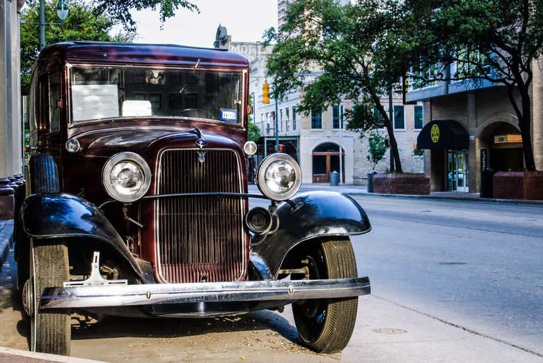 Une voiture devant l'hôtel Driskill