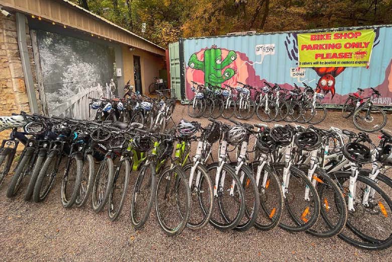 Várias bicicletas estacionadas 