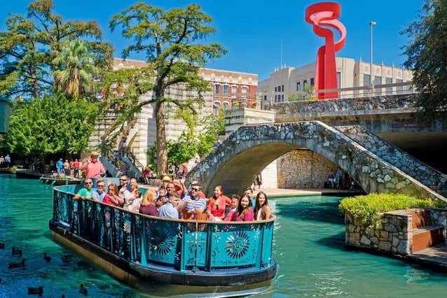 Passeio de barco pelo River Walk