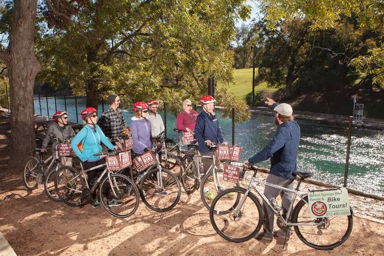 Escutando as explicações do guia durante o tour