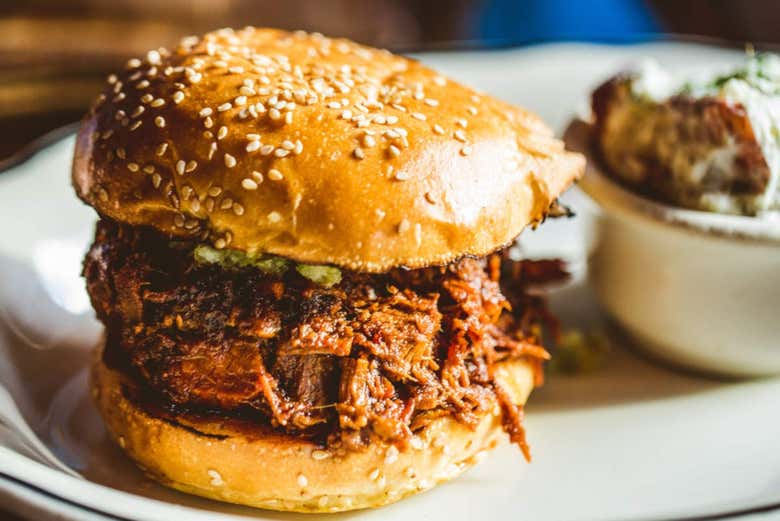 Un burger à la dinde fumée, sauce BBQ
