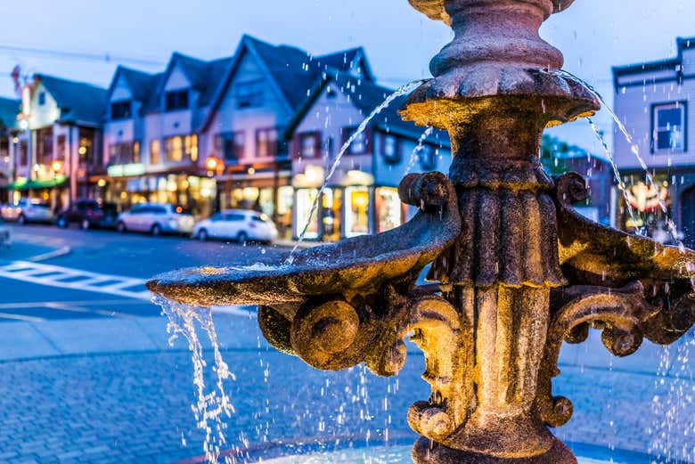 Admire architectural details from the early 20th century