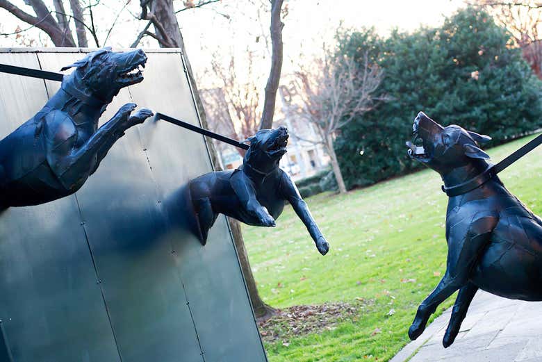 Escultura dos cachorros da polícia