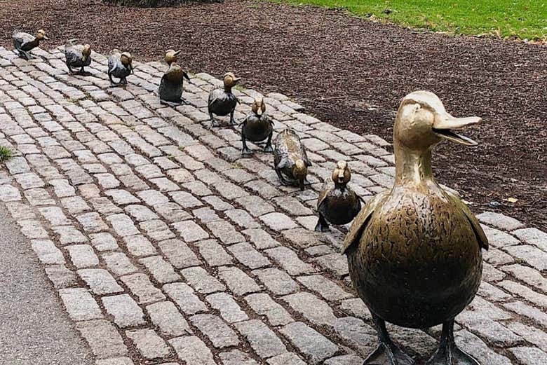 Esculturas de patitos en bronce