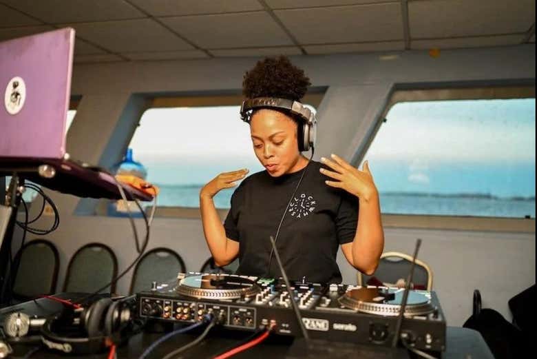 Enjoy the live DJ