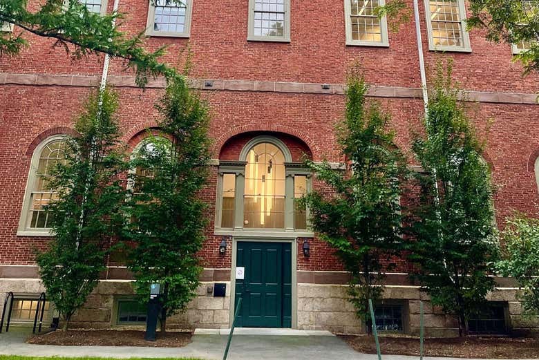 Fachada de uno de los edificios del campus de Harvard