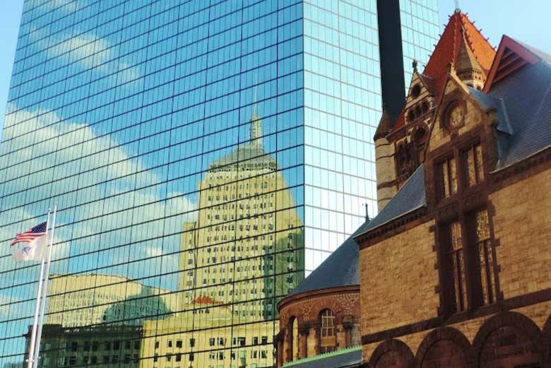 Una histórica iglesia y un moderno edificio en Boston