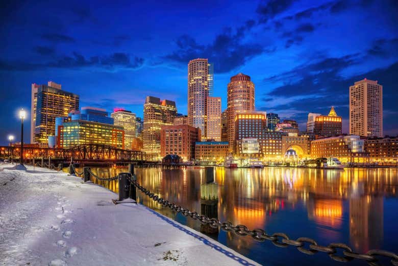Vue sur le port de Boston à la tombée de la nuit