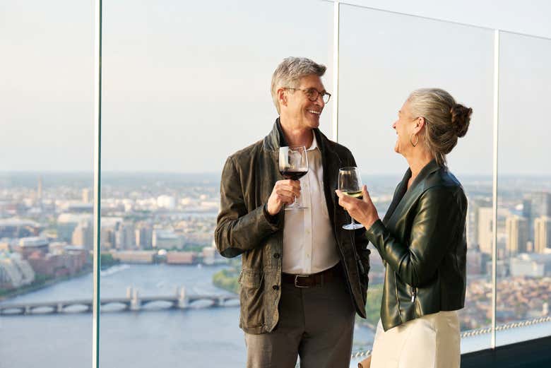 Tomando um drinque no mirante View Boston