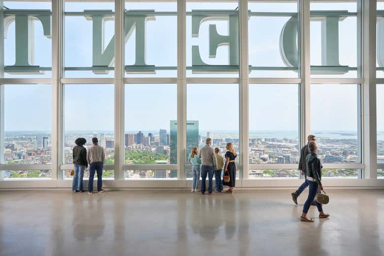 Apreciando as vistas do mirante View Boston