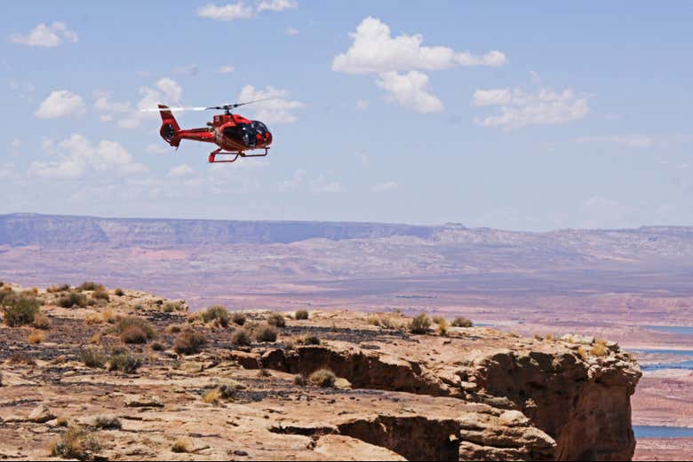 O helicóptero iniciando sua descida no Grand Canyon