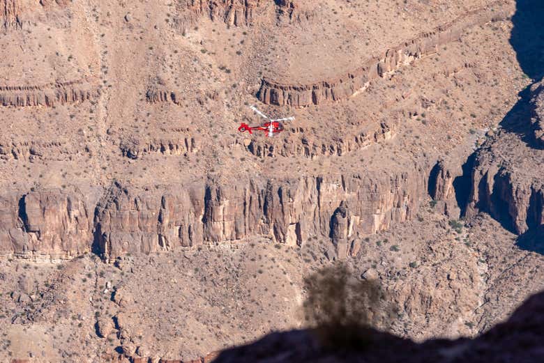 Helicóptero sobrevoando o Grand Canyon