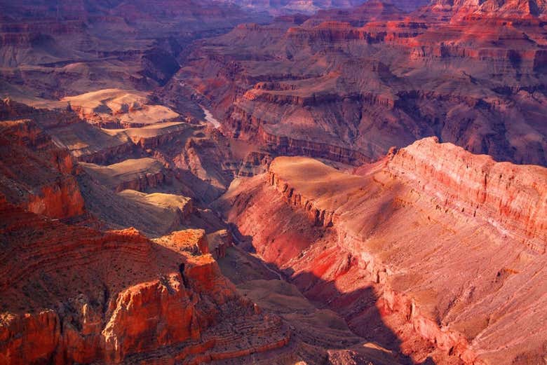 Vistas da paisagem avermelhada do Grand Canyon do helicóptero