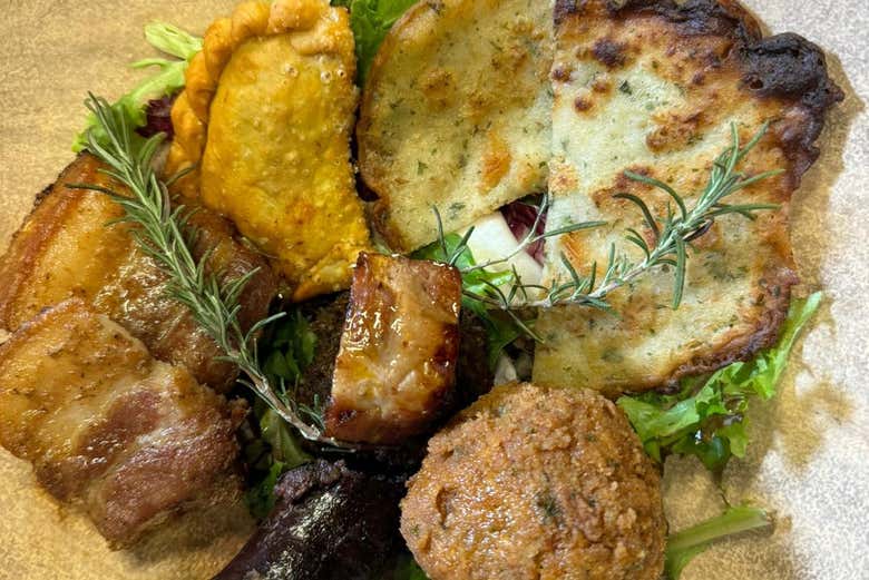 Um prato de aperitivos porto-riquenhos