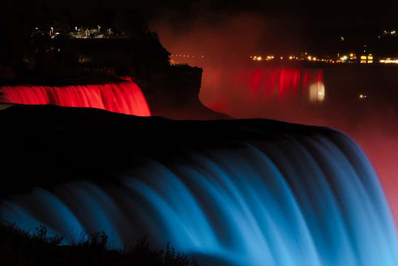 Les cascades illuminées en bleu et rouge