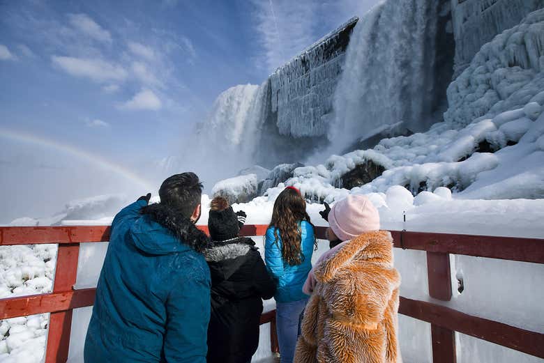 Viendo las Cataratas del Niágara en invierno