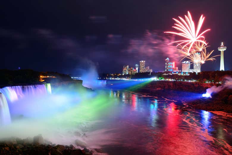 Les chutes du Niagara illuminées par des feux d'artifice