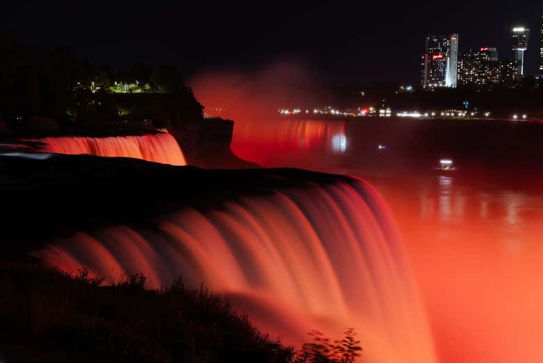 Des lumières orange illuminent les chutes du Niagara
