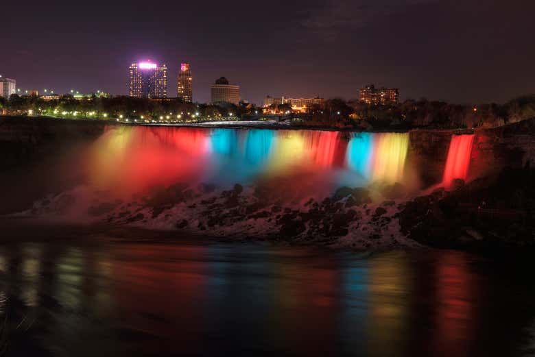 As cataratas se iluminam cores vivas
