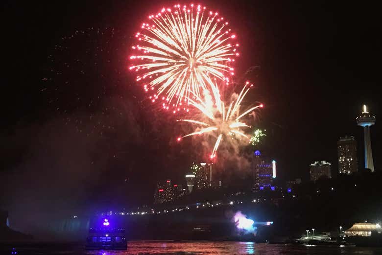 Fuegos artificiales sobre las Cataratas del Niágara