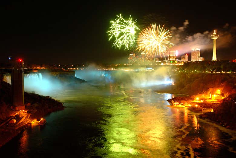 Feu d'artifice au-dessus des chutes