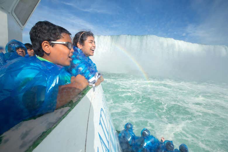Dos niños a bordo del Maid of the Mist