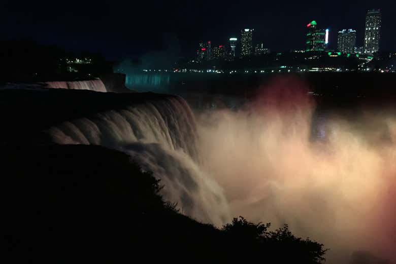 À noite, as cataratas ficam mais espetaculares