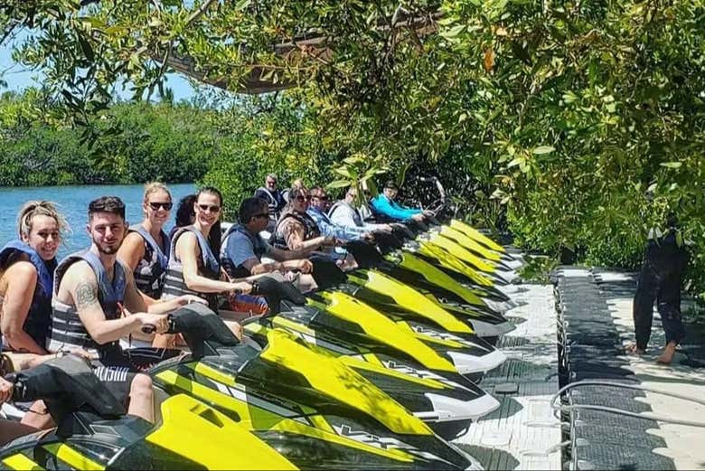 Todos en grupo subidos a las motos de agua