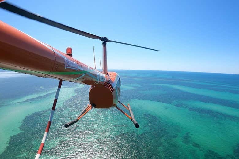 Helicóptero sobrevolando las aguas turquesas de Cayo Hueso