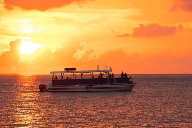 Paseo en barco al atardecer