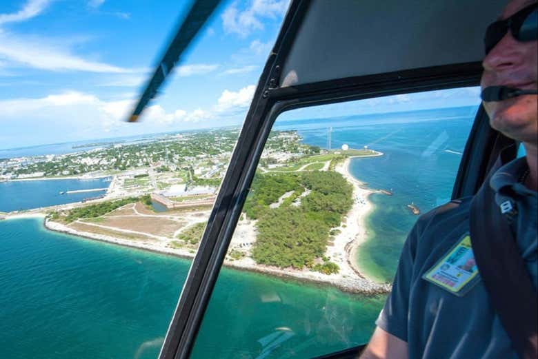 Piloto dentro del helicóptero