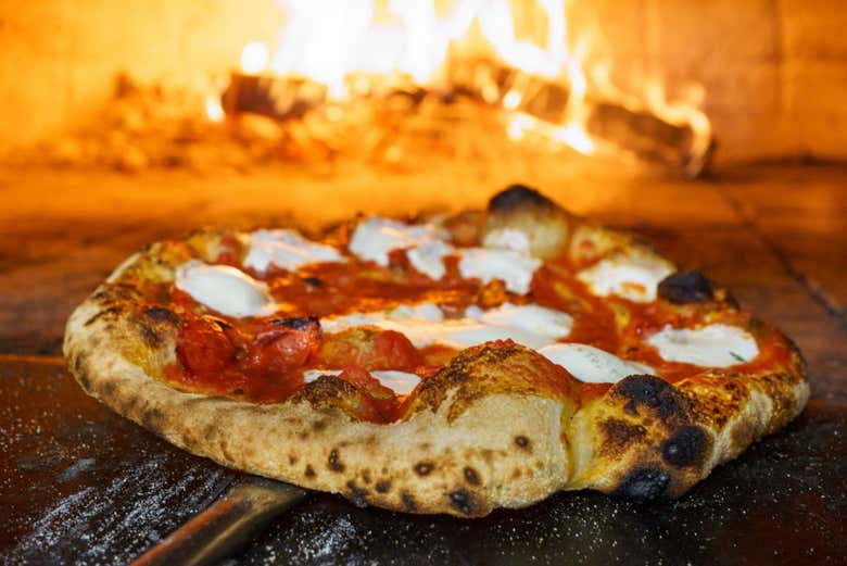 Pizza hecha en horno de leña