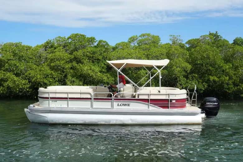 Un barco navegando por Cayo Hueso