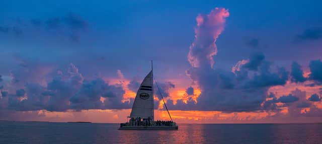 Paseo en barco al atardecer con aperitivo