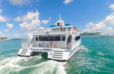 Passeio de barco com chão de vidro