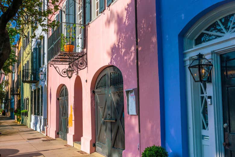 Fachadas de colores de los edificios del centro de Charleston