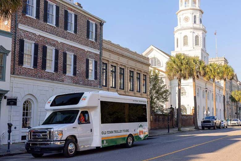 Pasando junto a la Iglesia Anglicana de San Miguel