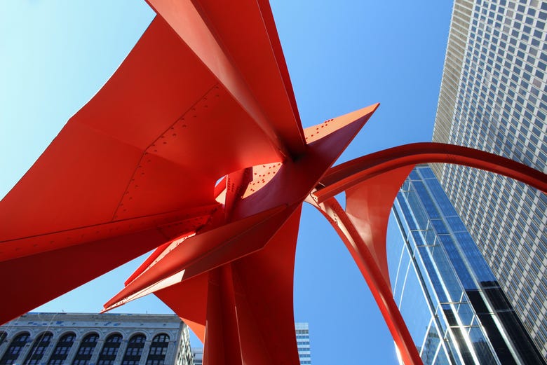 Admirando la escultura de Calder's Flamingo